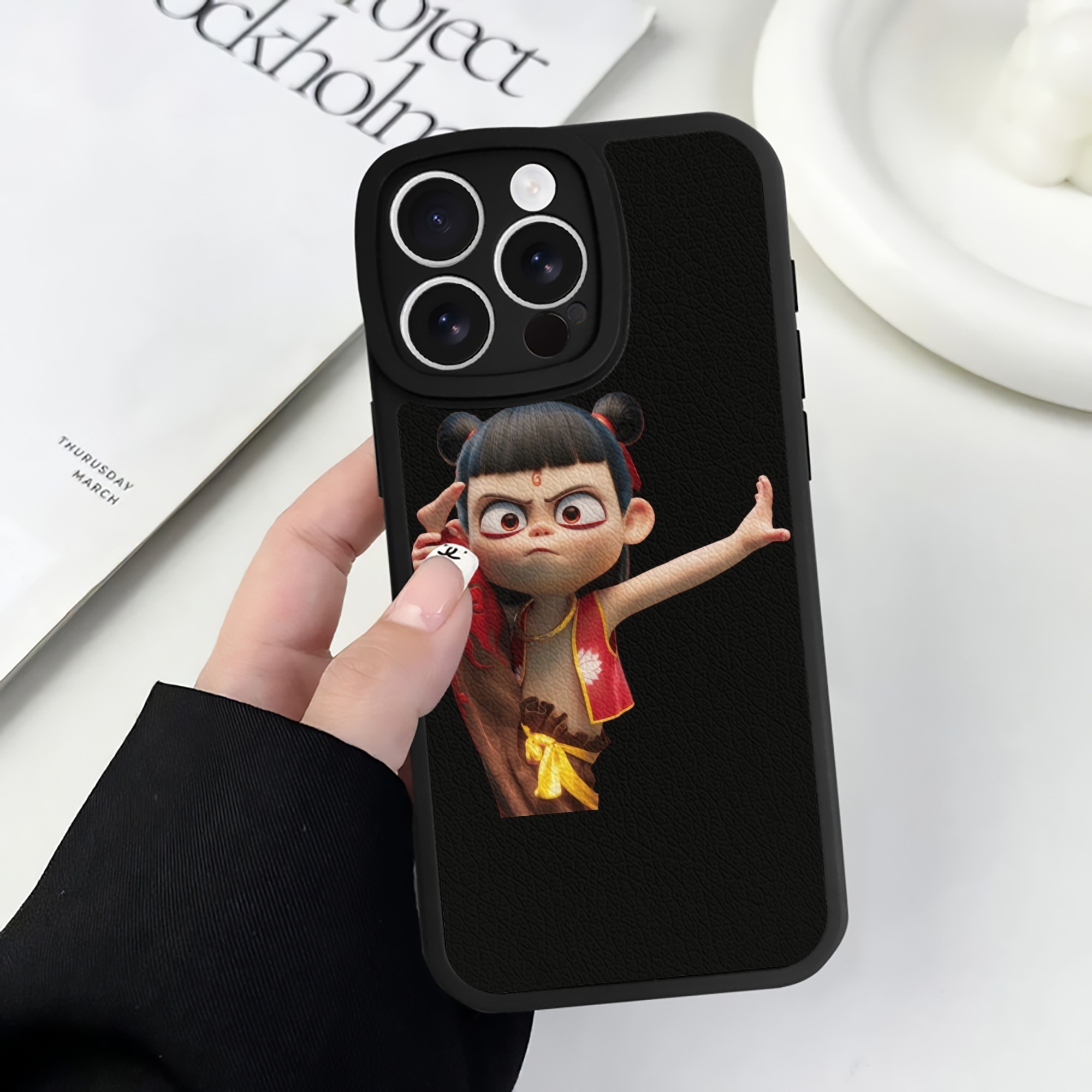 （画像用） Ne Zha 2 ナタ 魔童の大暴れ 【iPhone 16シリーズ対応】シリコンスマホケース（レザー調） 材質：シリコン